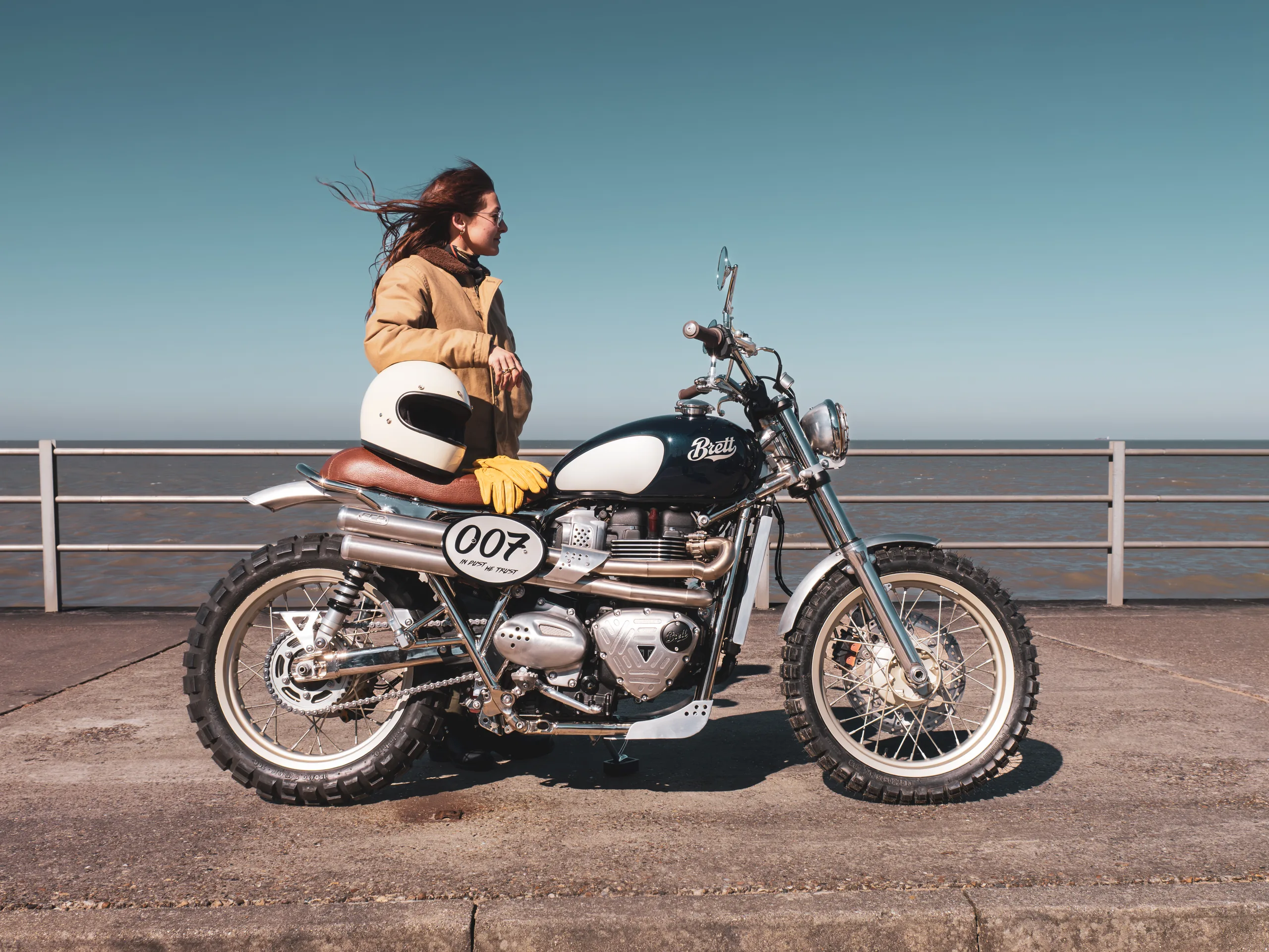 Motarde sur une Triumph Legend FCR Original numéro 007 en bord de mer