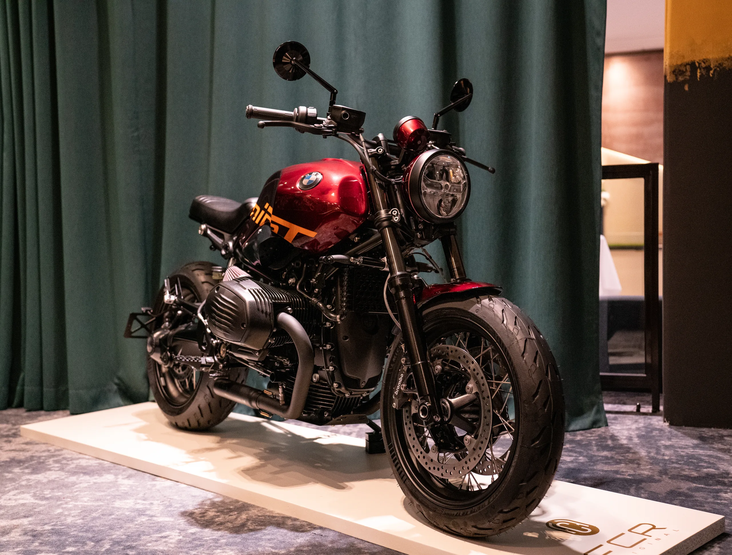 BMW R nineT Urban FCR Original rouge avec déco nineT orange exposée lors d'un salon