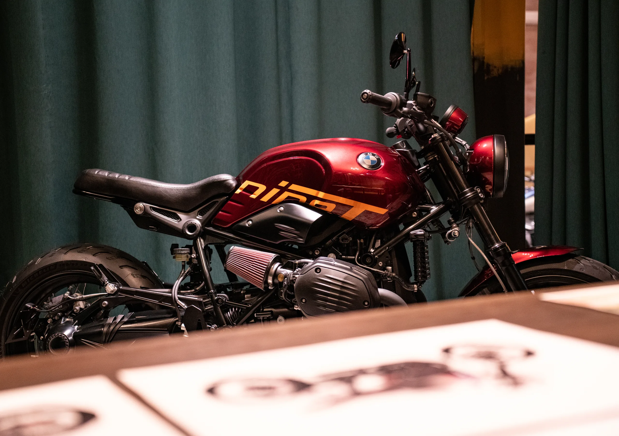 Détail du réservoir rouge et du filtre à air K&N d'une BMW R nineT Urban FCR Original
