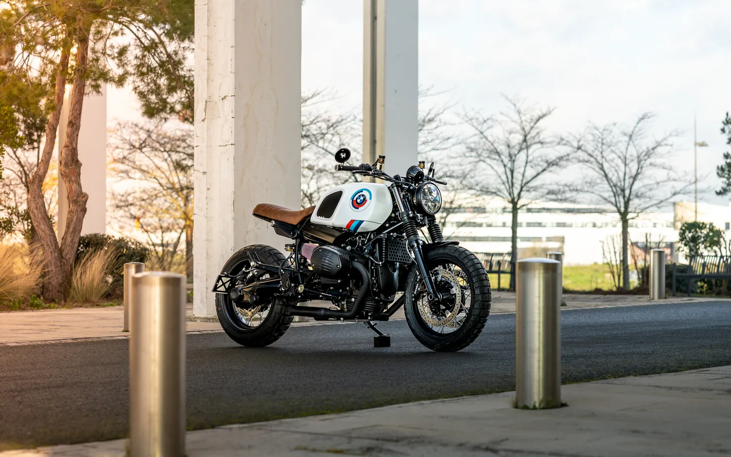 C'est une BMW Nine T Pure style cafe racer préparée par FCR Original 