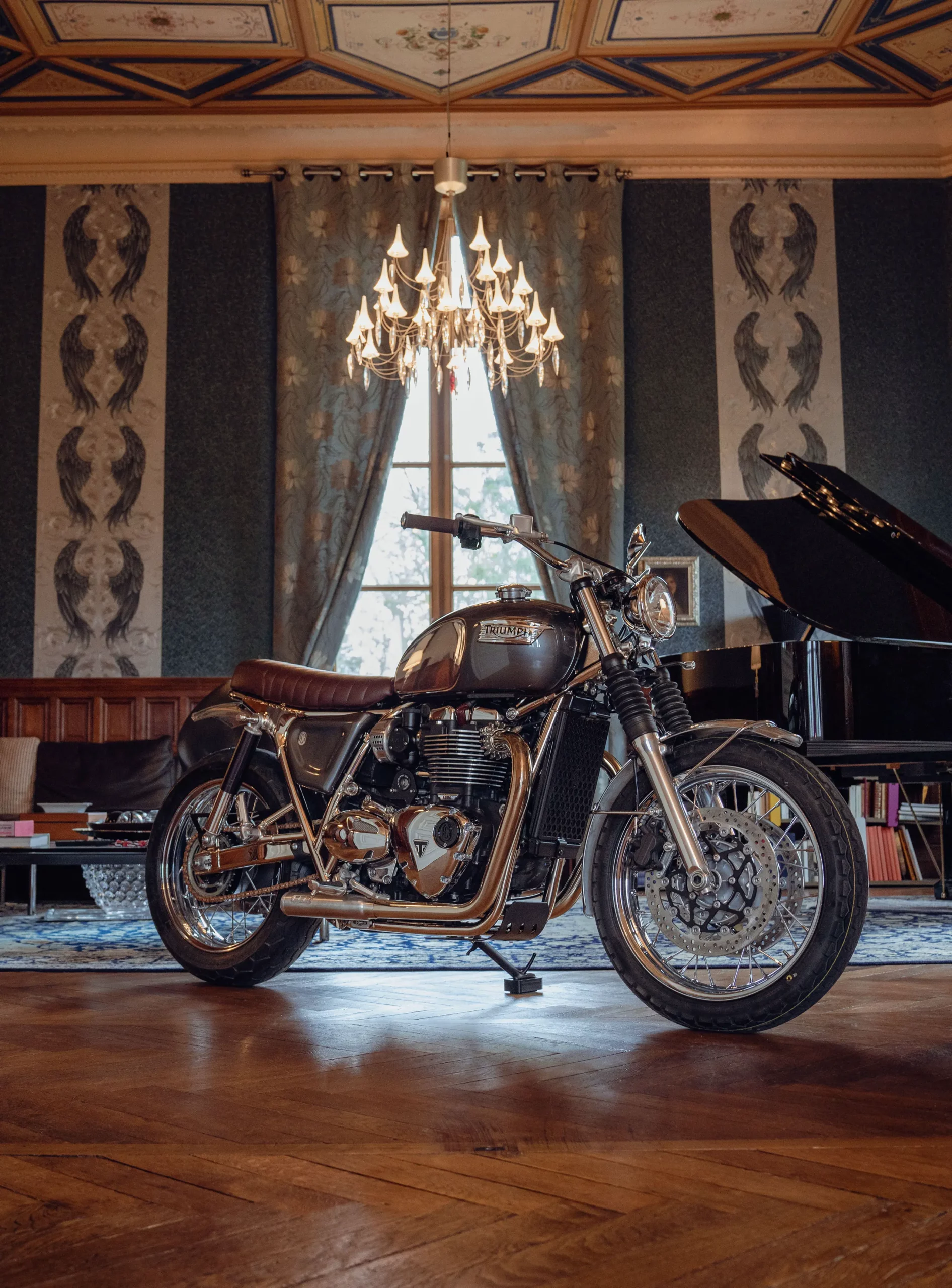 c'est une moto preparee par le preparateur fcr original, prise en photo dans un chateau