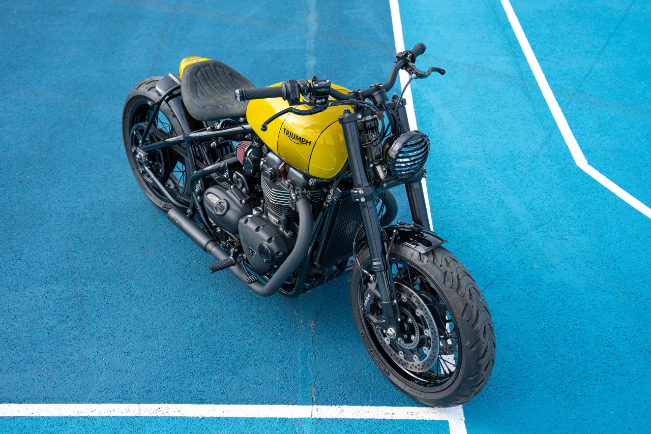 Triumph 1200 Bobber Citron préparé par FCR Original - Vue de haut 3/4 face