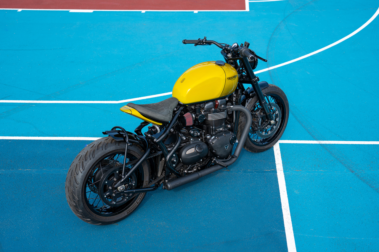 Triumph 1200 Bobber Citron préparé par FCR Original - Vue 3/4 arrière