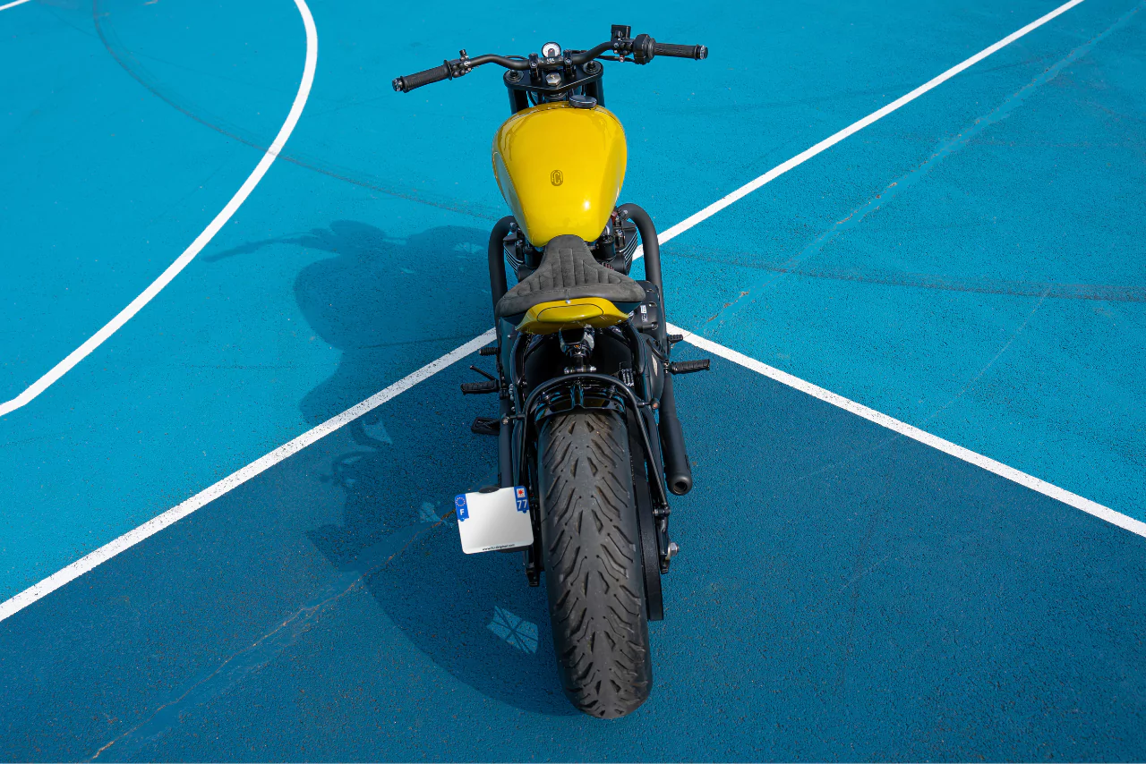 Triumph 1200 Bobber Citron préparé par FCR Original - Vue de derrière