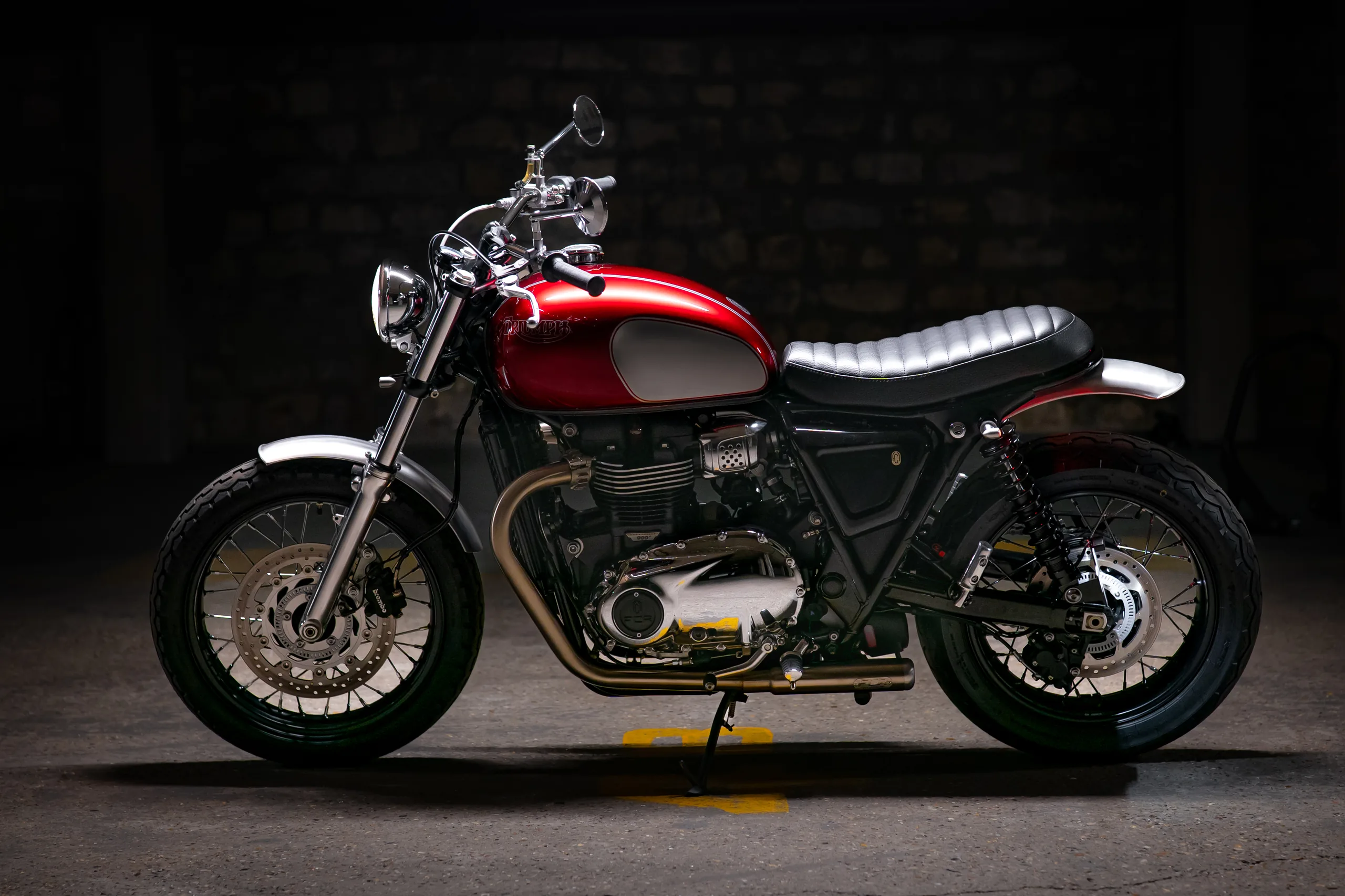 Triumph Ride & Chrome FCR Original avec réservoir rouge à bande noire sur fond sombre