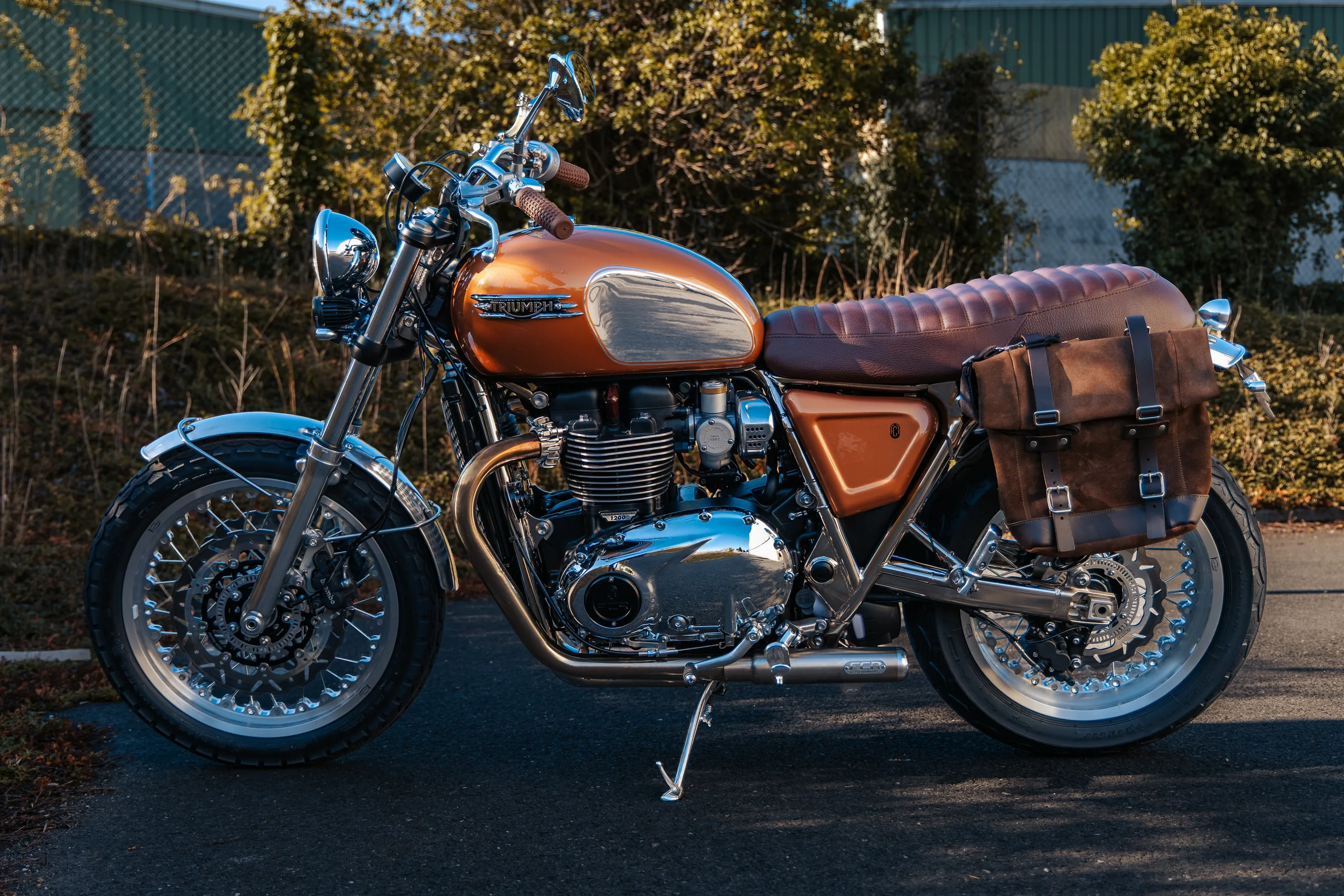 Triumph Ride & Chrome FCR Original cuivrée avec sacoche latérale en cuir