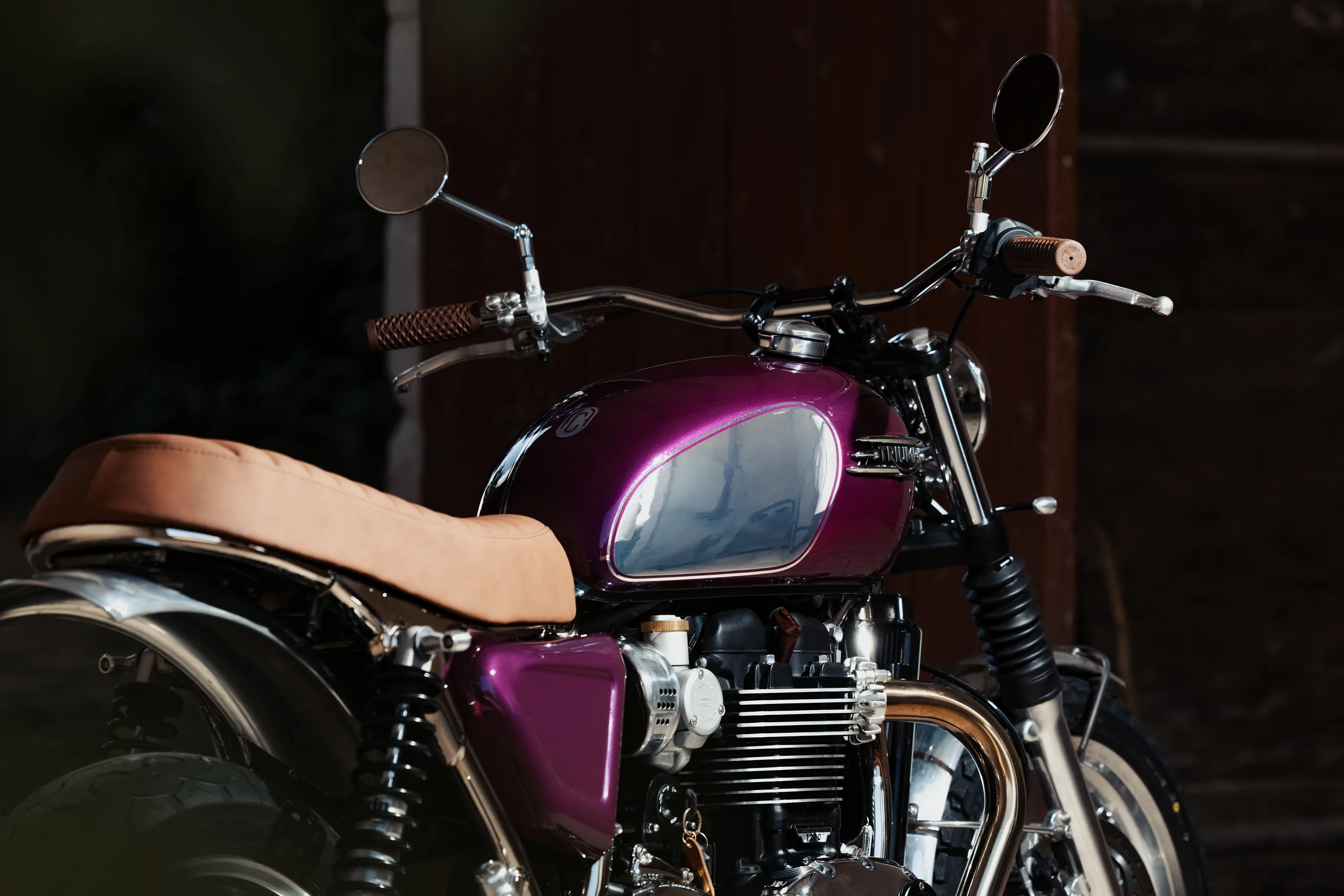 Détail du réservoir violet et de la selle camel d'une Triumph Ride & Chrome FCR Original