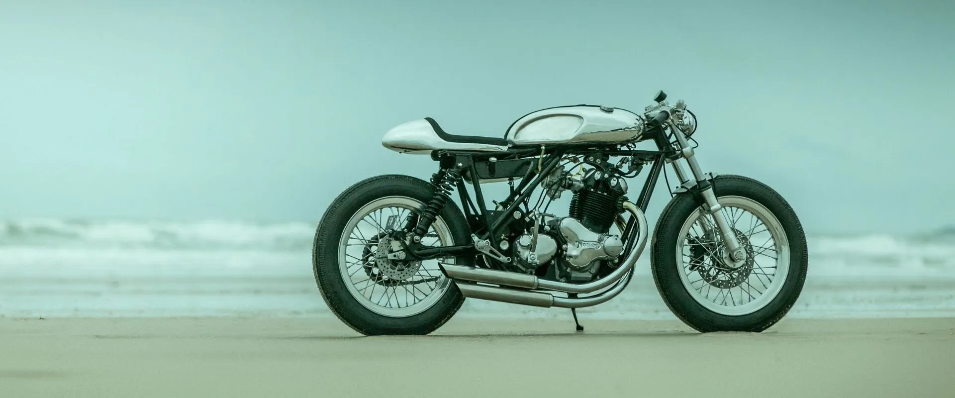 Café racer unique basé sur une Norton Commando de 1975, alliant tradition et modernité avec un design épuré et performant