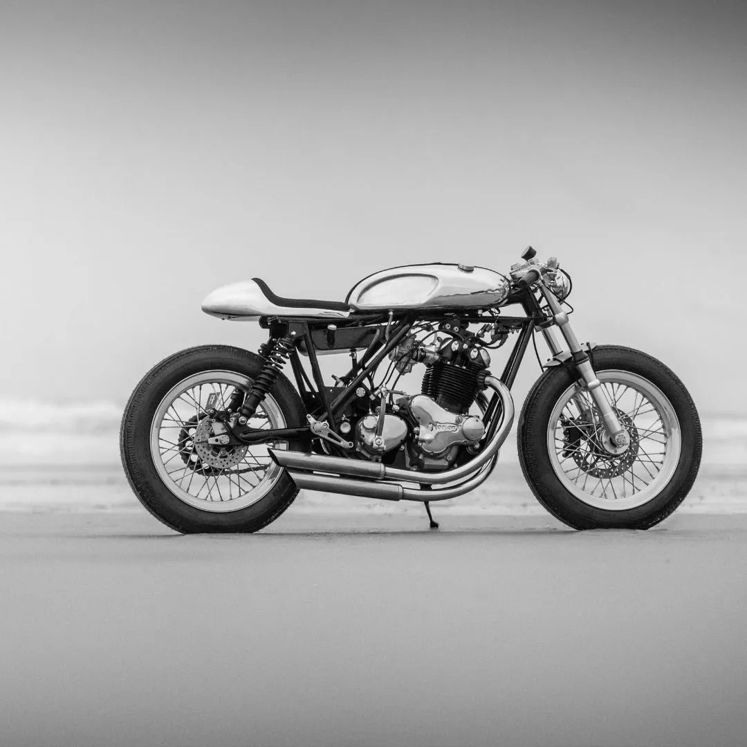 Moto cafe racer exclusive, basée sur une Norton Commando 1975, intégrant des éléments classiques et modernes dans un design épuré