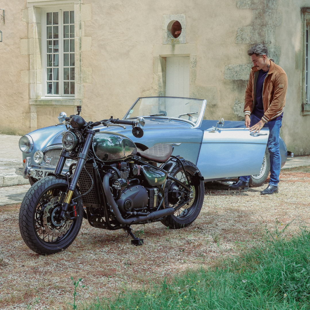 Exclusive preparation of the Triumph 1200 Bobber, showing the complete redesign of the front axle with inverted forks and signature rear shell.