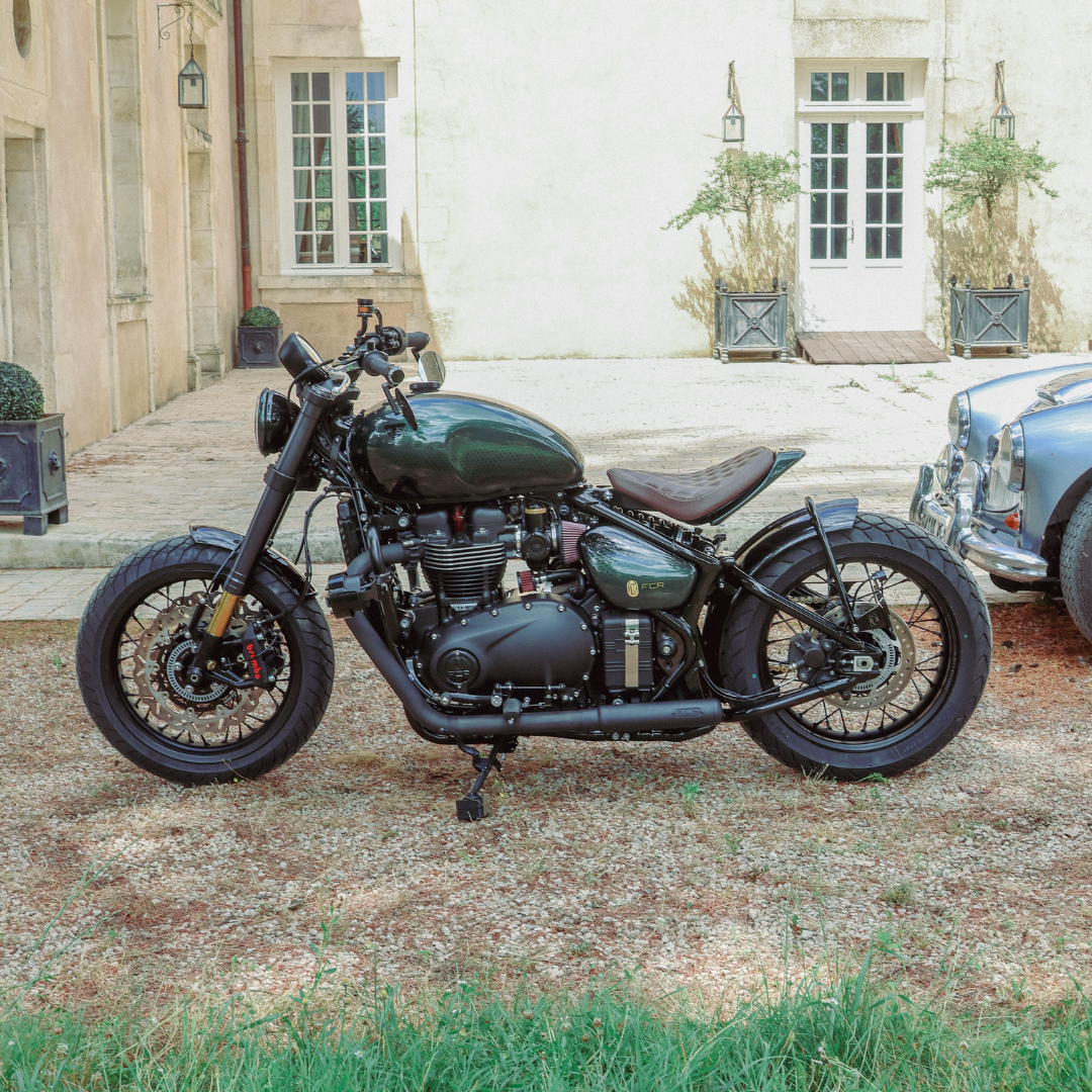 Vue de la Triumph 1200 Bobber préparée en pleine route, alliant esthétique classique et performance moderne