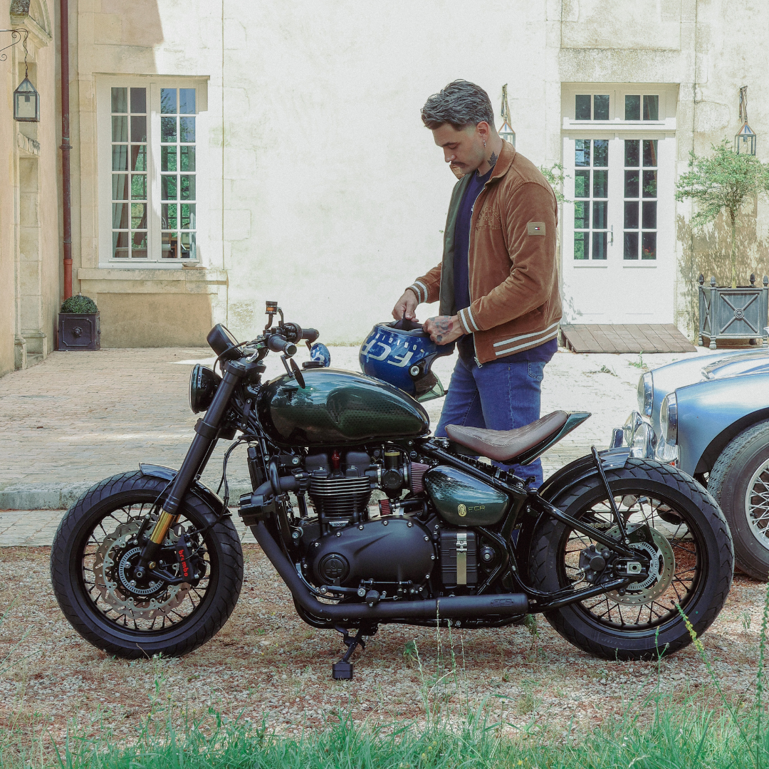 Préparation exclusive de la Triumph 1200 Bobber, montrant la refonte complète du train avant avec une fourche inversée et une coque arrière signature.