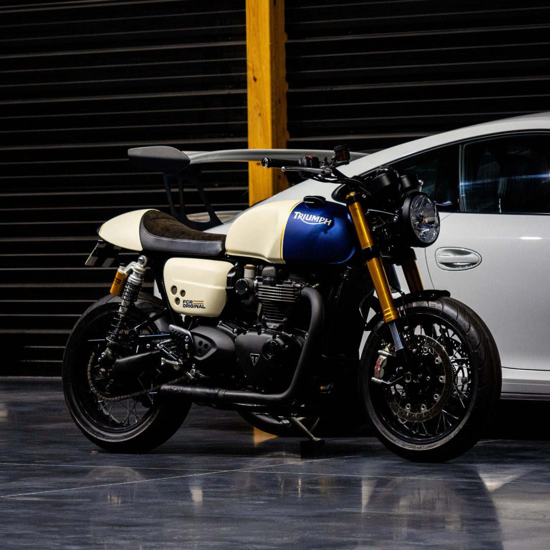 Moto Triumph Thruxton RS dans sa version bleue et or, parfaite pour les trajets urbains avec son allure néo-rétro