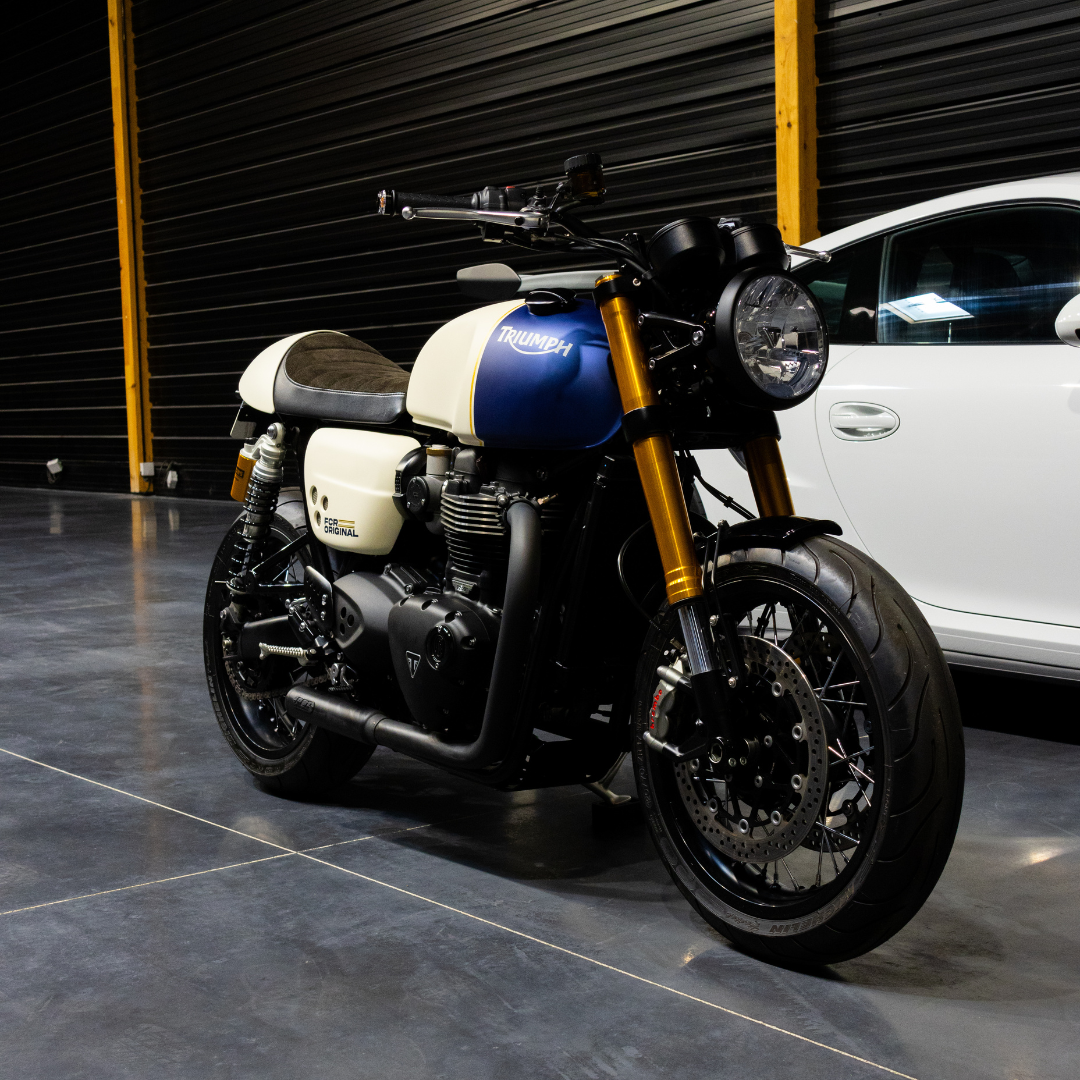 Détails de la peinture bleue et des accents dorés de la Triumph Thruxton RS, soulignant son design sophistiqué