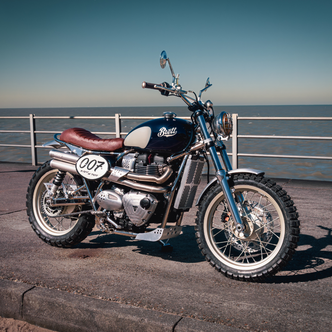Vue latérale complète de la Triumph Legend 2025 préparée par FCR Original, posée sur le front de mer à Margate.