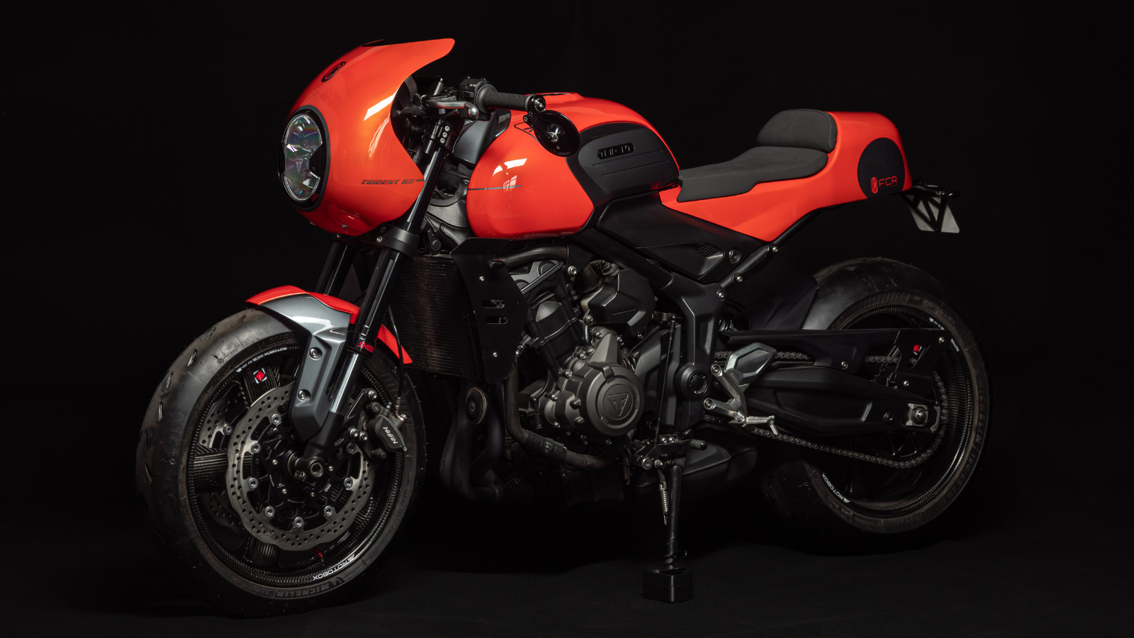 Triumph TRIDENT RS FCR ORIGINAL Vue face 3/4 Studio