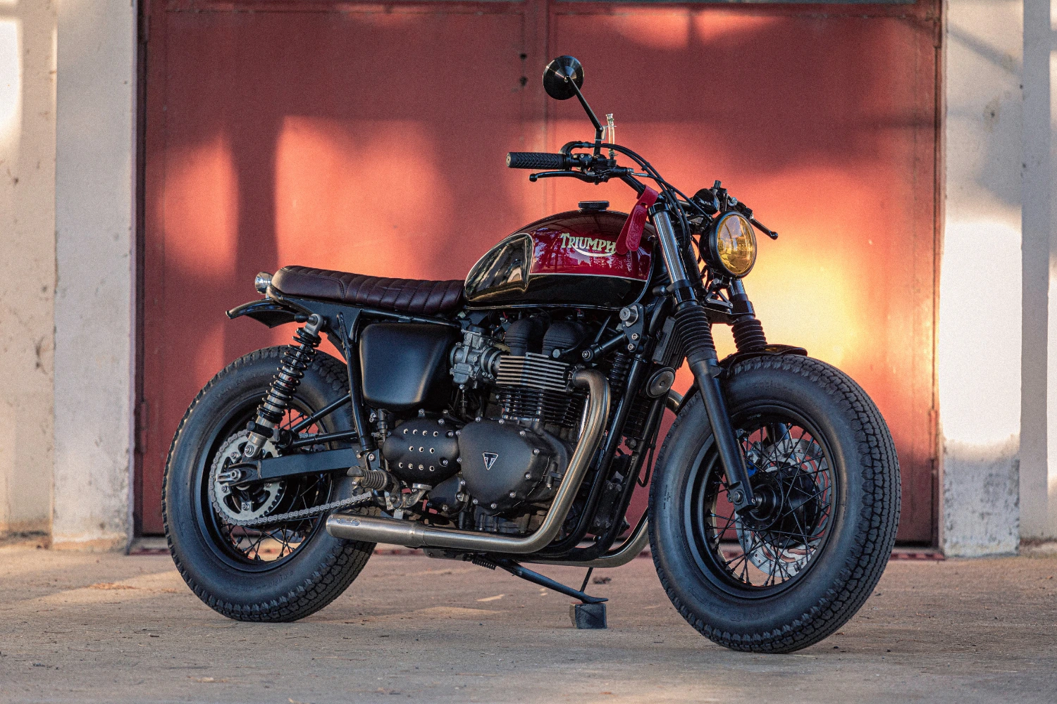 Triumph Speed Twin 900 Black & Burgundy