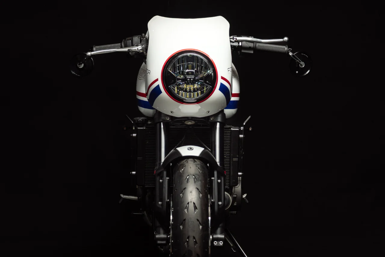 Détail de la Triumph Trident RS 660 custom FCR Original – peinture exclusive bleue