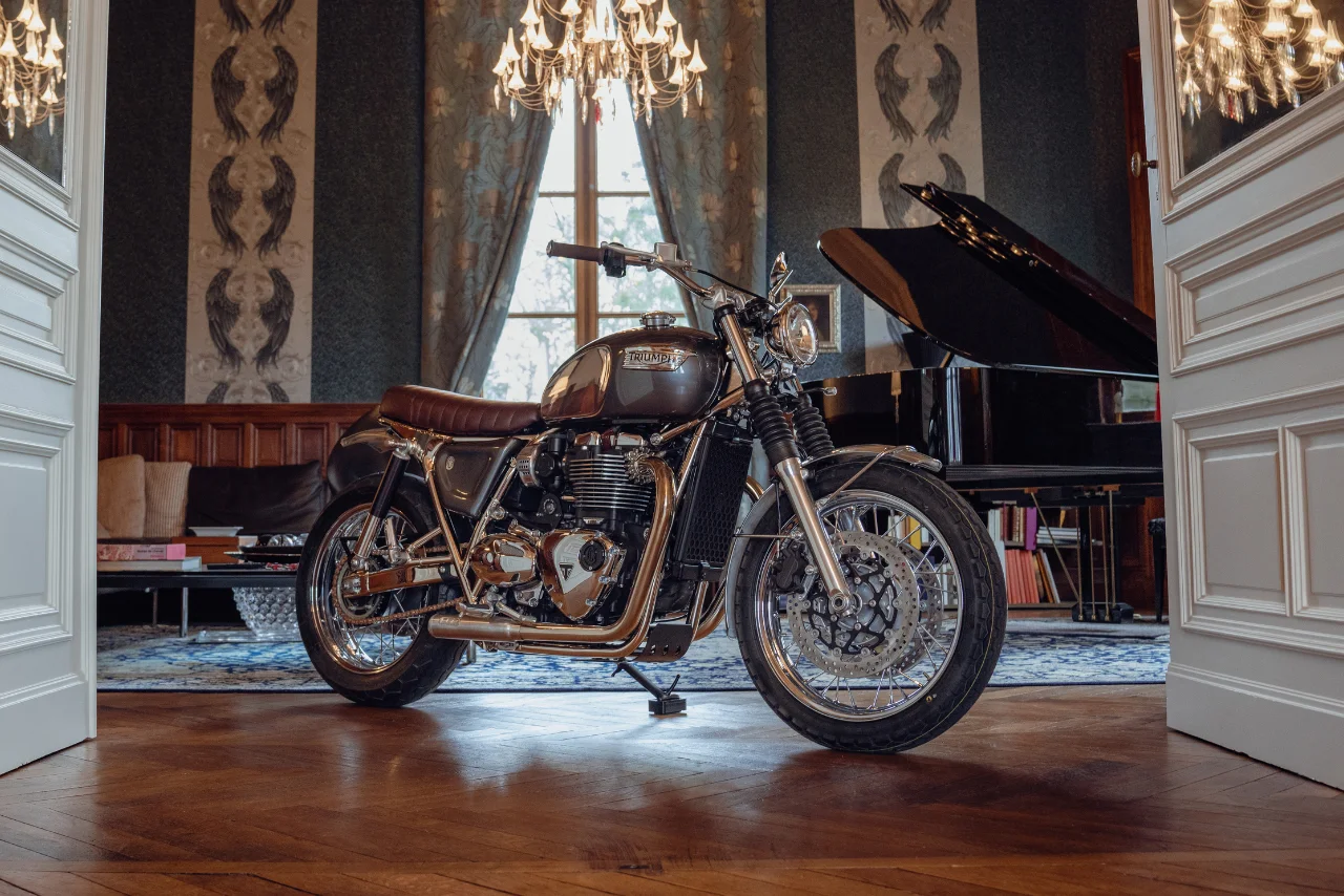 Triumph Bonneville T120 Ride & Chrome – moto d’exception visible dans l’atelier FCR Original