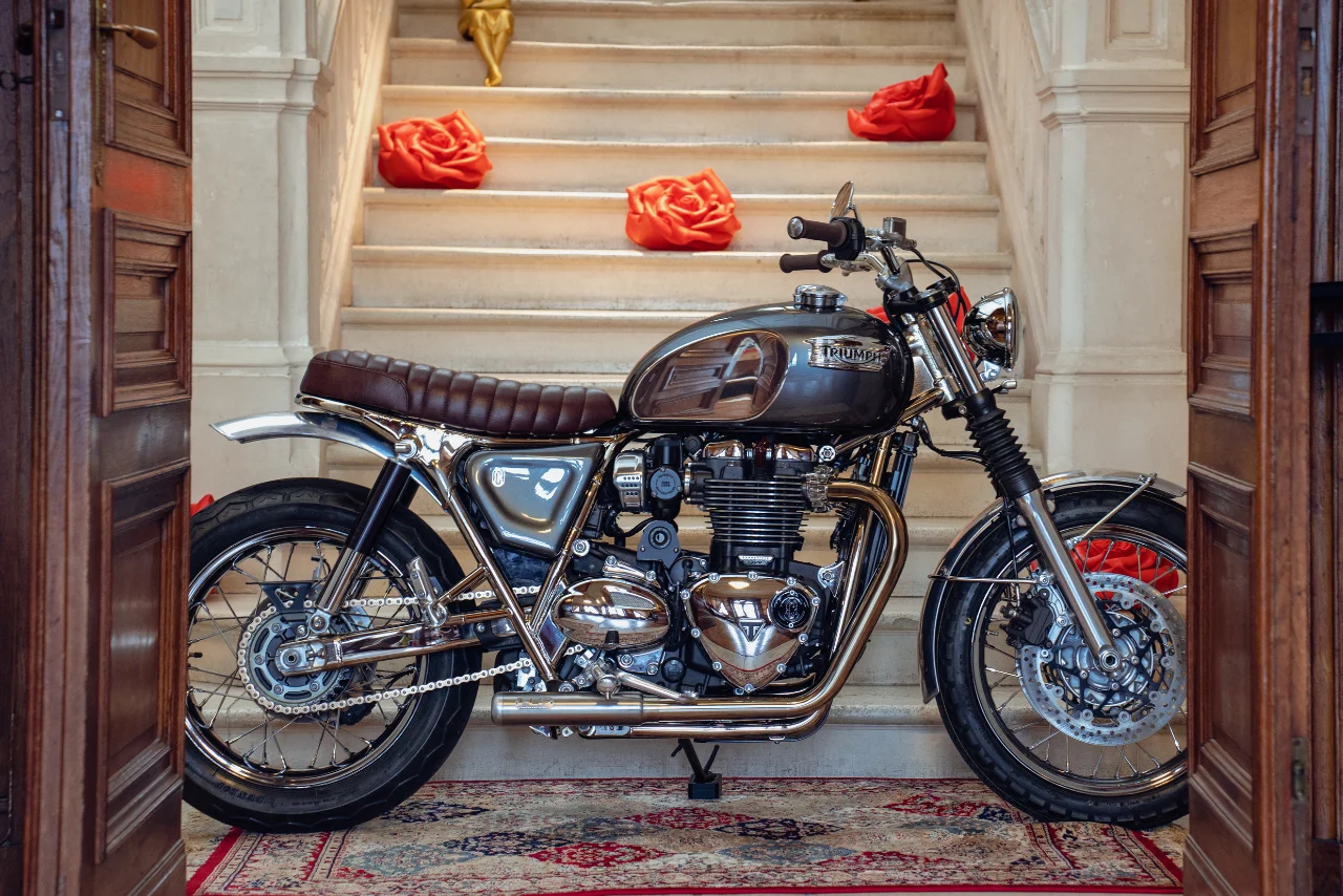 Réservoir chromé et cadre nickelé sur la Triumph Bonneville T120 Ride & Chrome 2025