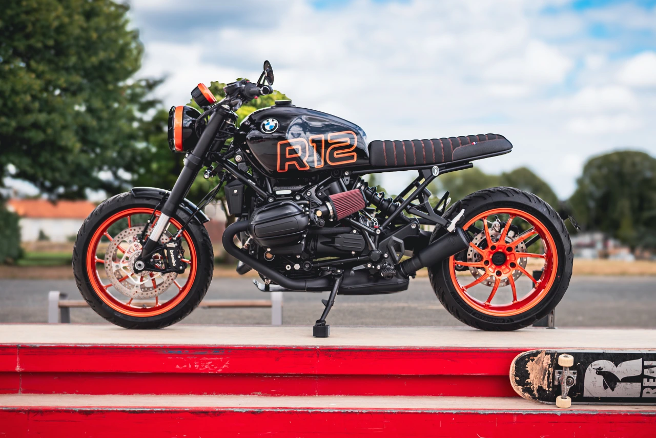 Vue latérale de la BMW R12 NineT FCR Original – peinture noire et jantes orange exclusives