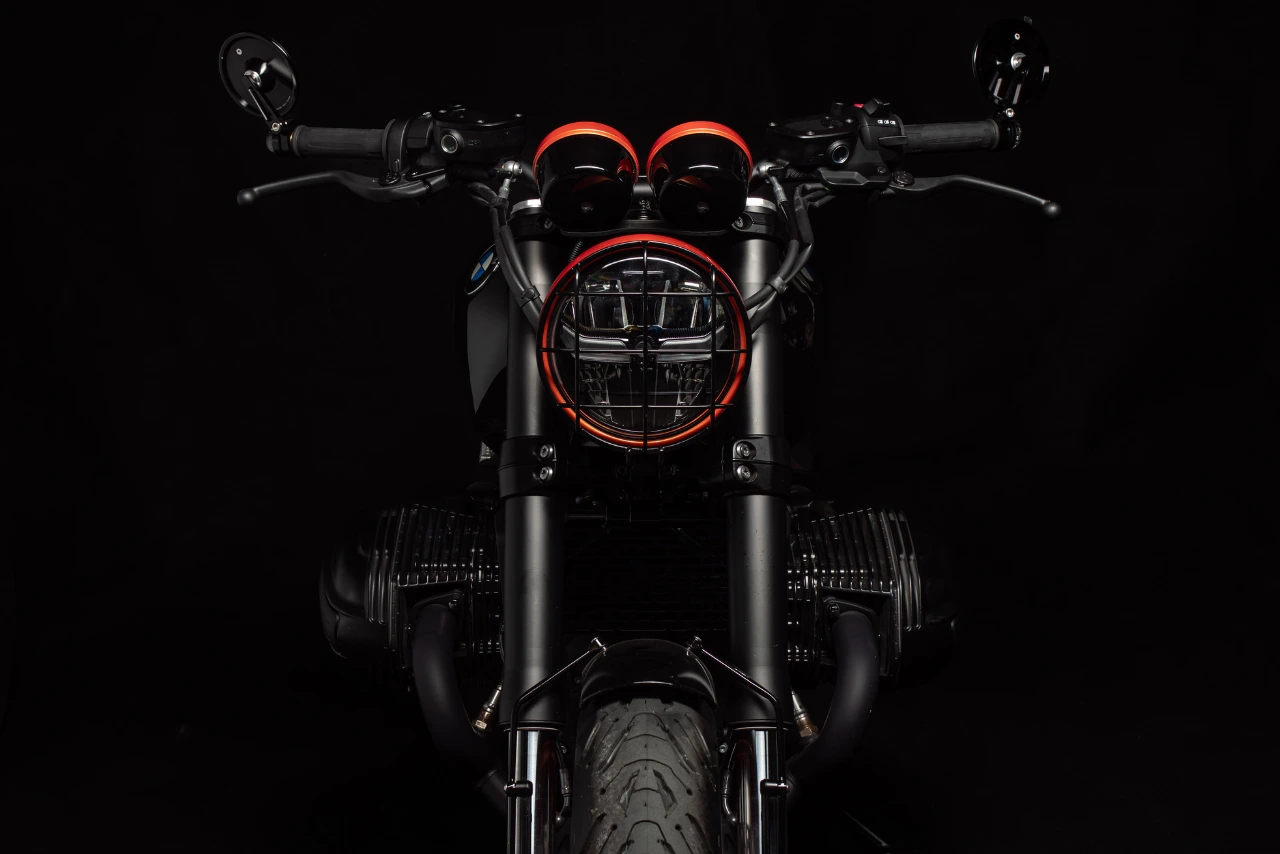 Phare avant grillagé et finitions orange signature FCR Original sur la R12 NineT