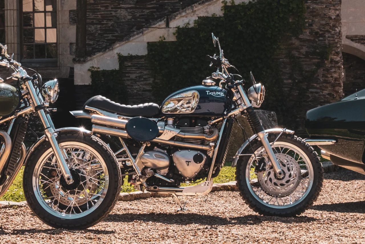 Triumph T120 Legend 2025 préparée par FCR Original – moto d’occasion 10 km, finition bleue et chrome haut de gamme