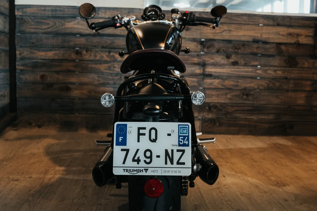 Triumph Bobber 1200 TFC – vue arrière, plaque d’immatriculation et feu LED minimaliste