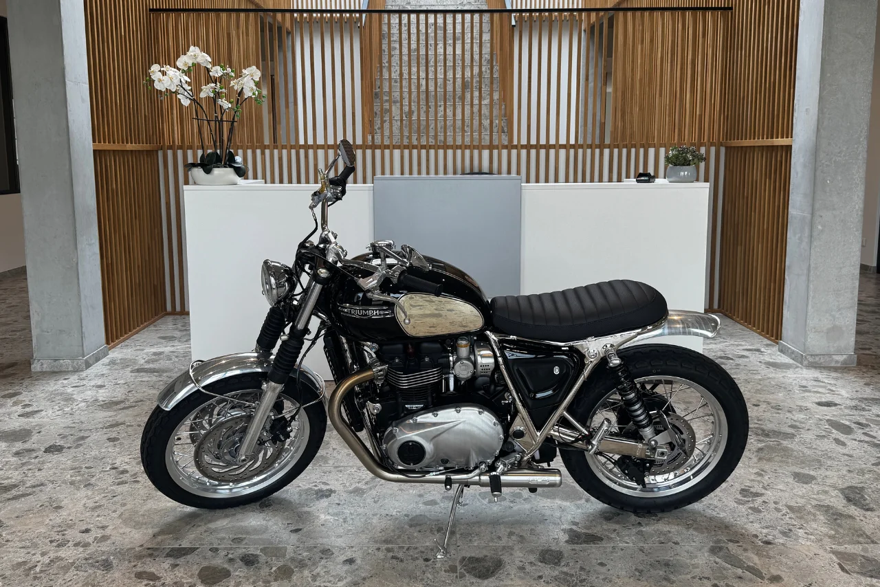 Moto élégante dans un intérieur moderne