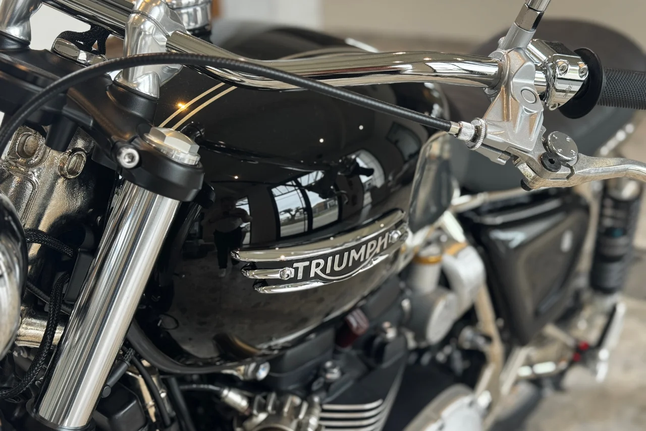 Vue latérale Triumph Bonneville T120 FCR Original – réservoir chromé et selle sur mesure