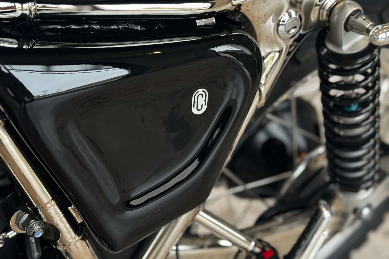 Caches latéraux peints FCR Original avec logo, finition noire brillante