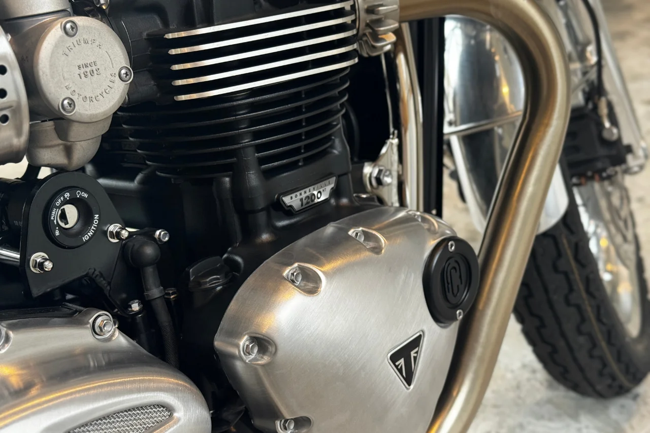 Vue latérale Triumph Bonneville T120 FCR Original – réservoir chromé et selle sur mesure