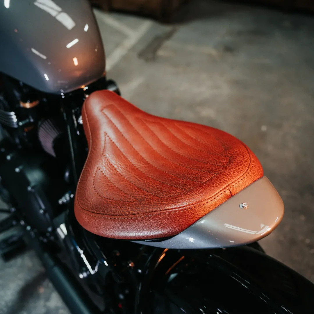 Plan serré sur la selle duTriumph Bobber préparé par FCR Original