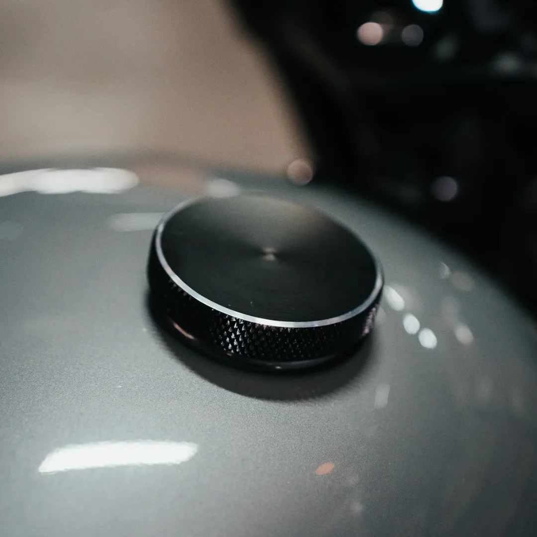Plan serré sur le réservoir avec le bouchon de réservoir du Triumph Bobber préparé par FCR Original