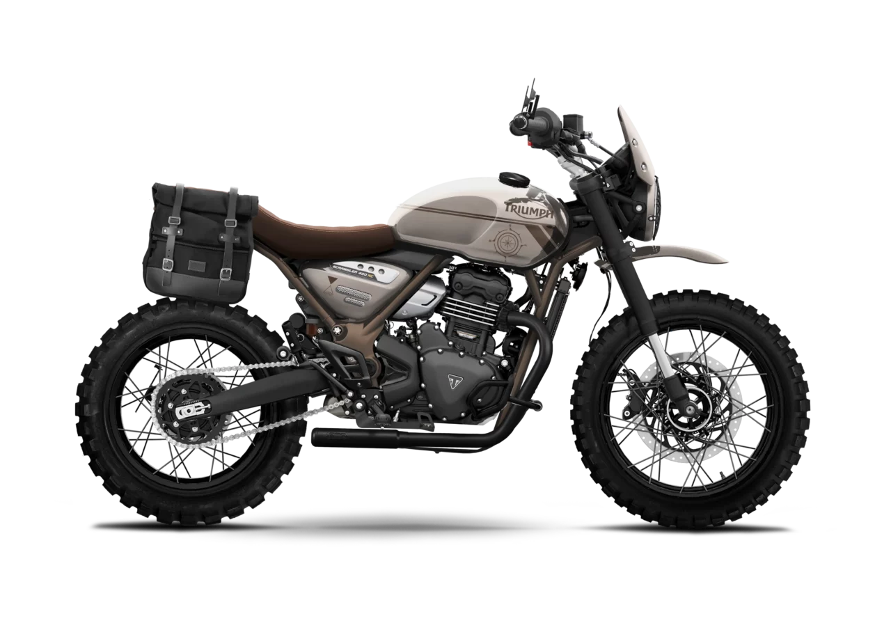 Triumph Speed 400 XC Scrambler Escape beige version Explorer, préparation FCR Original avec sacoche latérale, pneus à crampons, protections moteur et déco boussole rappelant les voyages aventure.