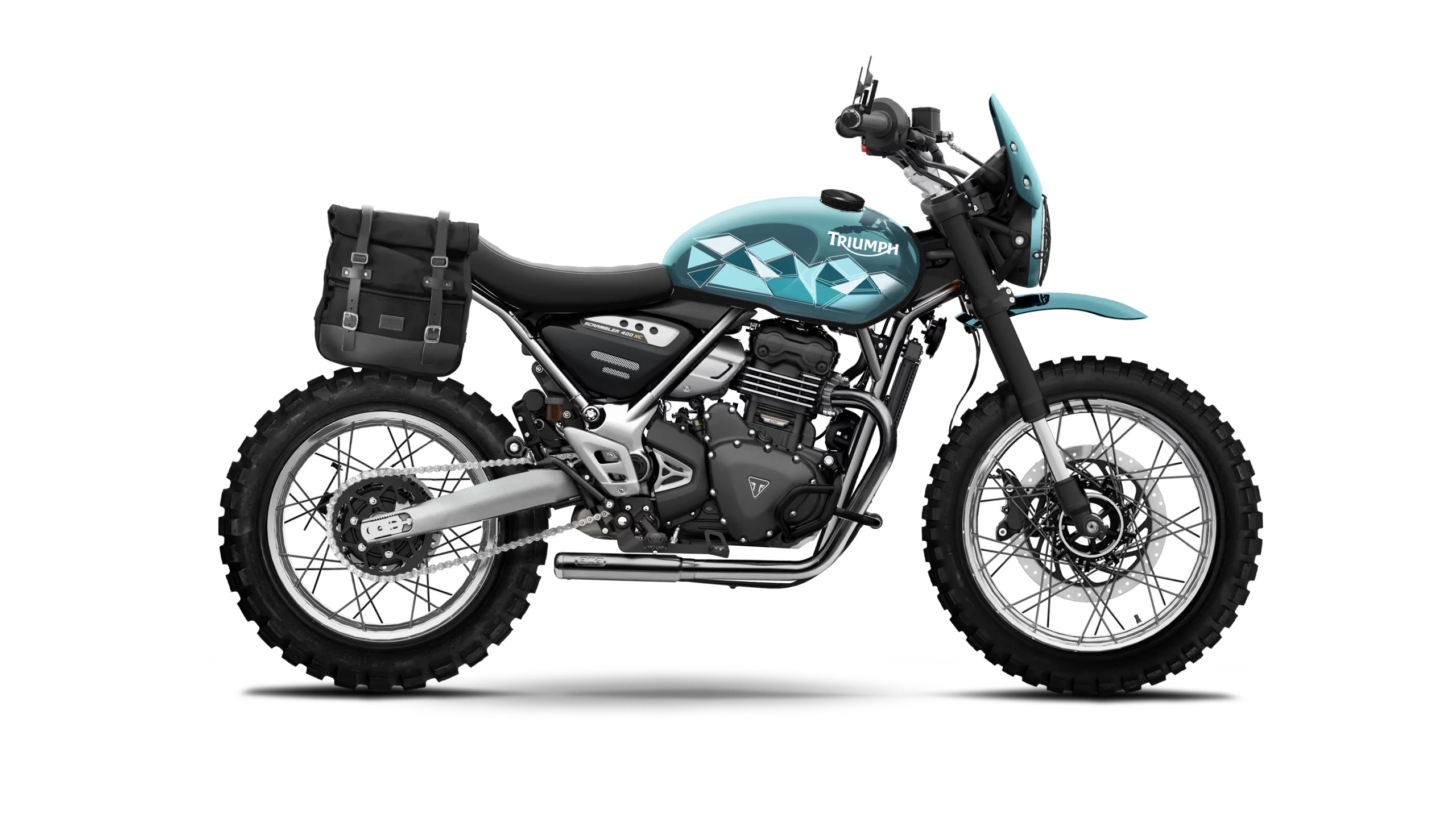 Triumph Speed 400 XC Scrambler Escape Ice Blue préparée par FCR Original, équipée de pneus off-road, d’un sabot moteur, d’un phare haut avec casquette rallye et d’une sacoche latérale, décorée d’un motif géométrique bleu.
