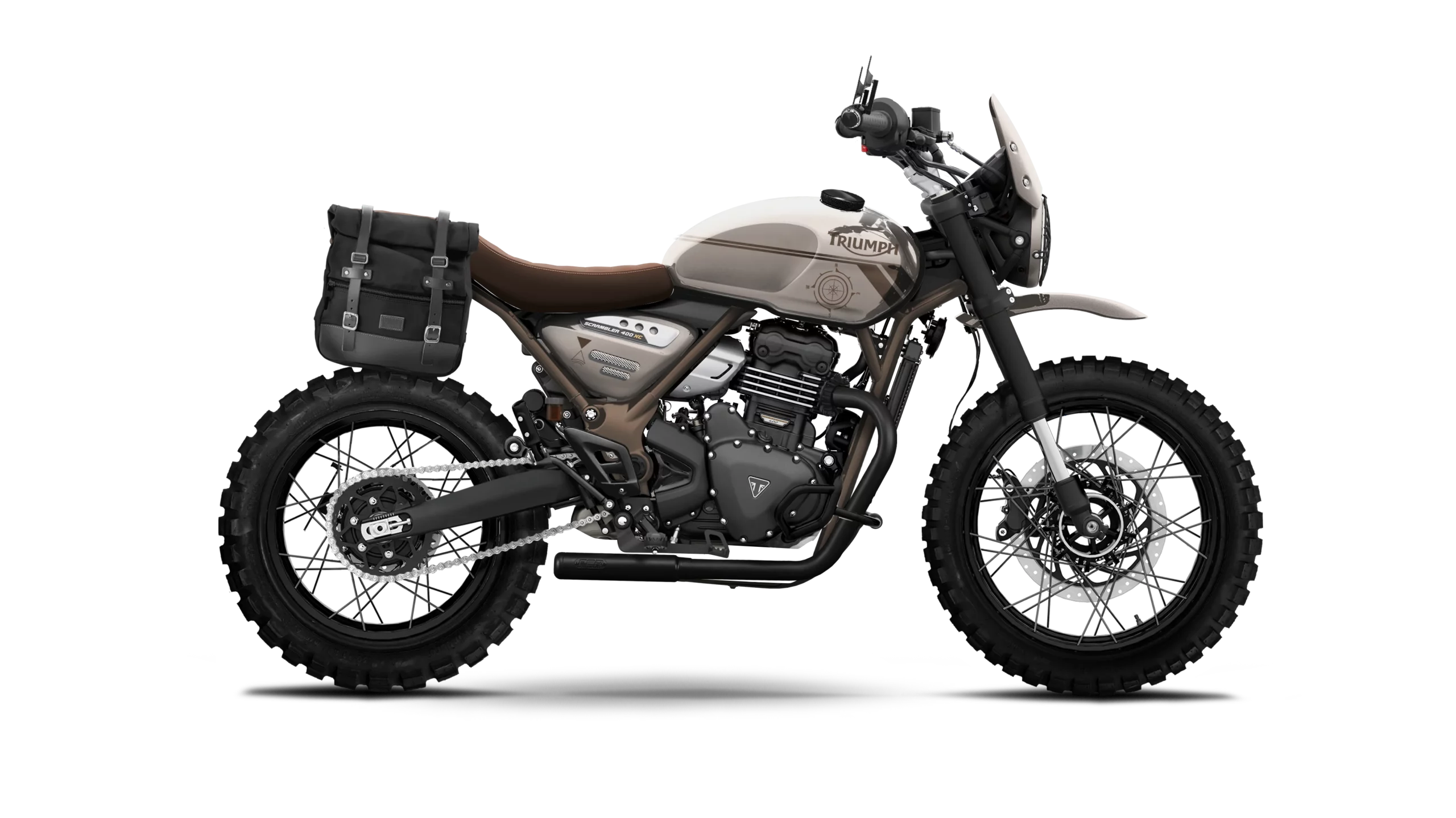 Triumph Speed 400 XC Scrambler Escape beige version Explorer, préparation FCR Original avec sacoche latérale, pneus à crampons, protections moteur et déco boussole rappelant les voyages aventure.