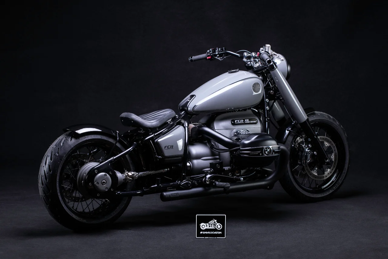 Vue latérale BMW R18 Grey Nardo – ligne d’échappement noire et jantes à rayons.