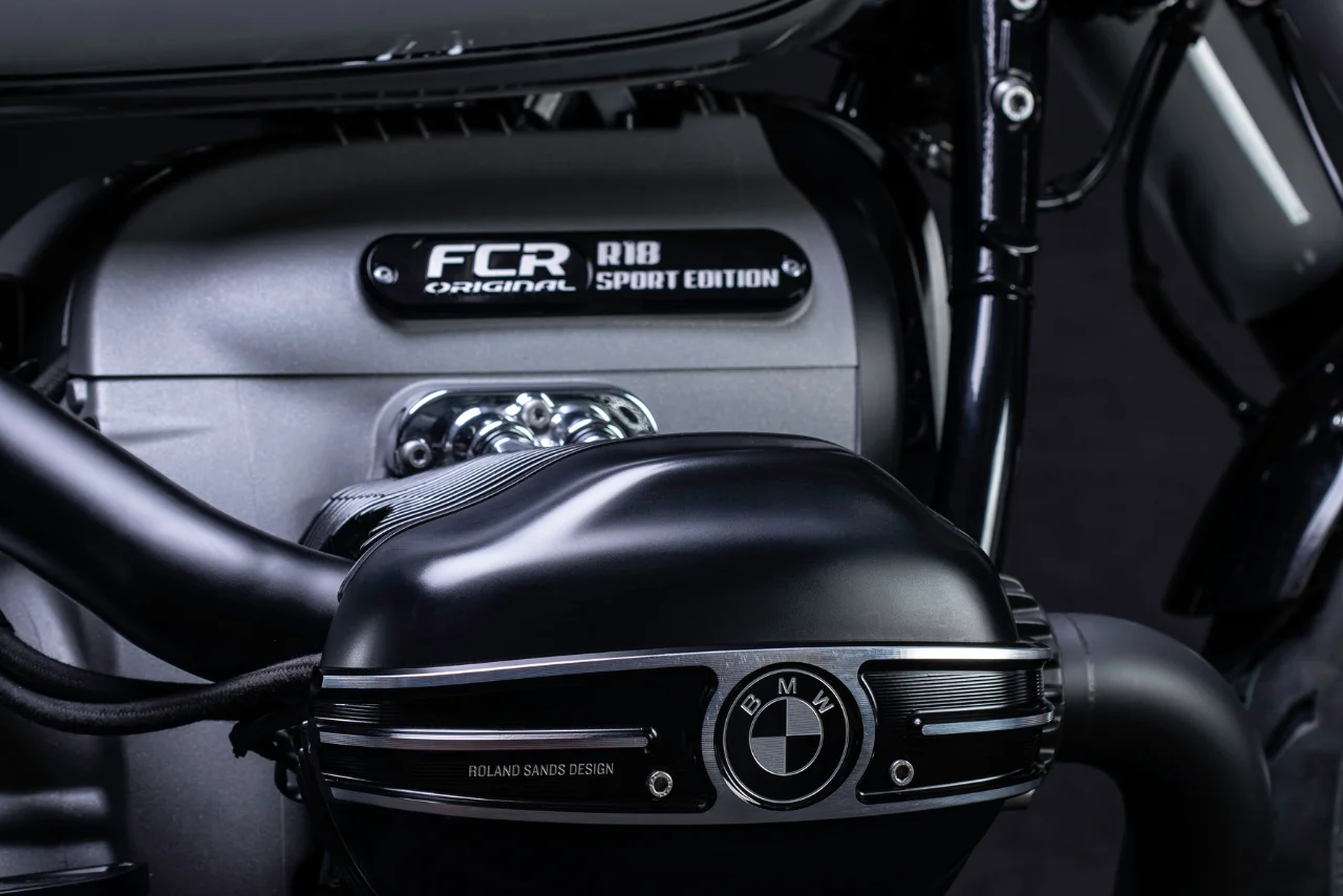 Détail moteur BMW R18 – caches culbuteurs noirs FCR Original et admission sur mesure.