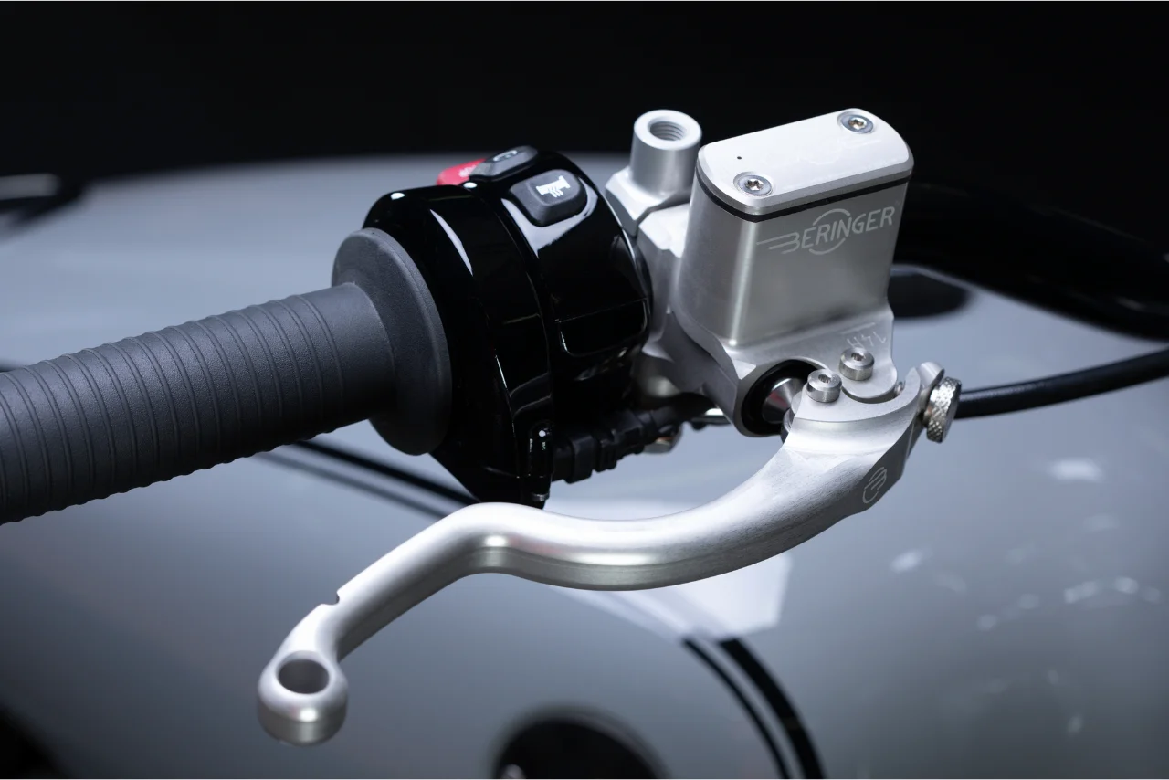 Poste de pilotage BMW R18 – guidon noir, maîtres-cylindres Beringer et rétroviseurs Highsider.