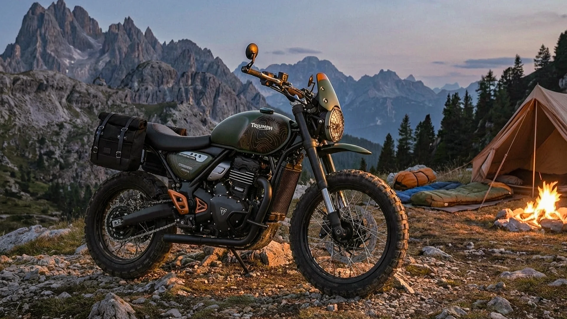 Triumph Scrambler 400 XC Montagne vert kaki en bivouac en altitude, avec graphismes topographiques et équipement complet Adventure