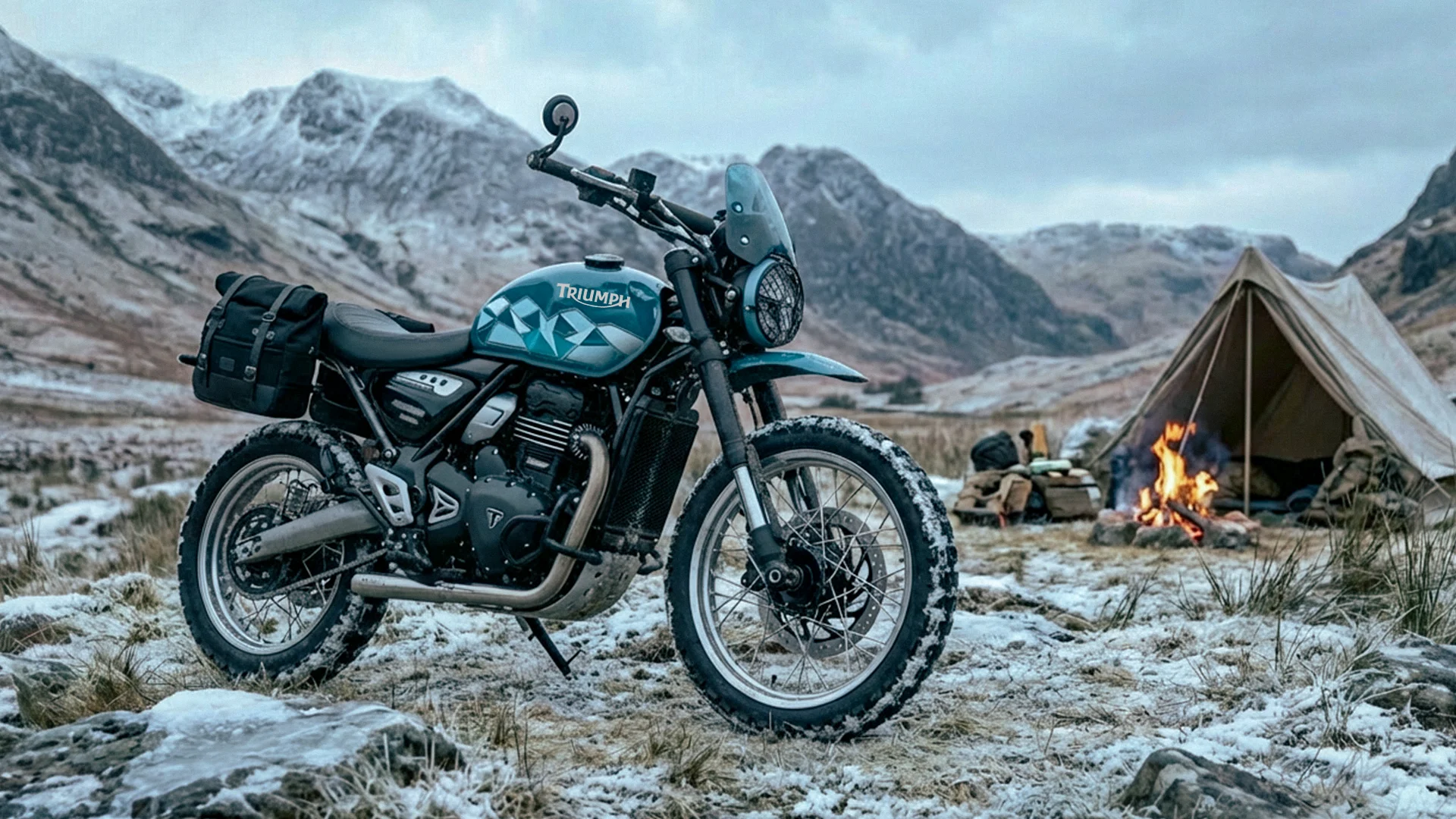 Triumph Scrambler 400 XC Ice en pleine montagne enneigée, stationnée près d’un campement et d’un feu de bivouac