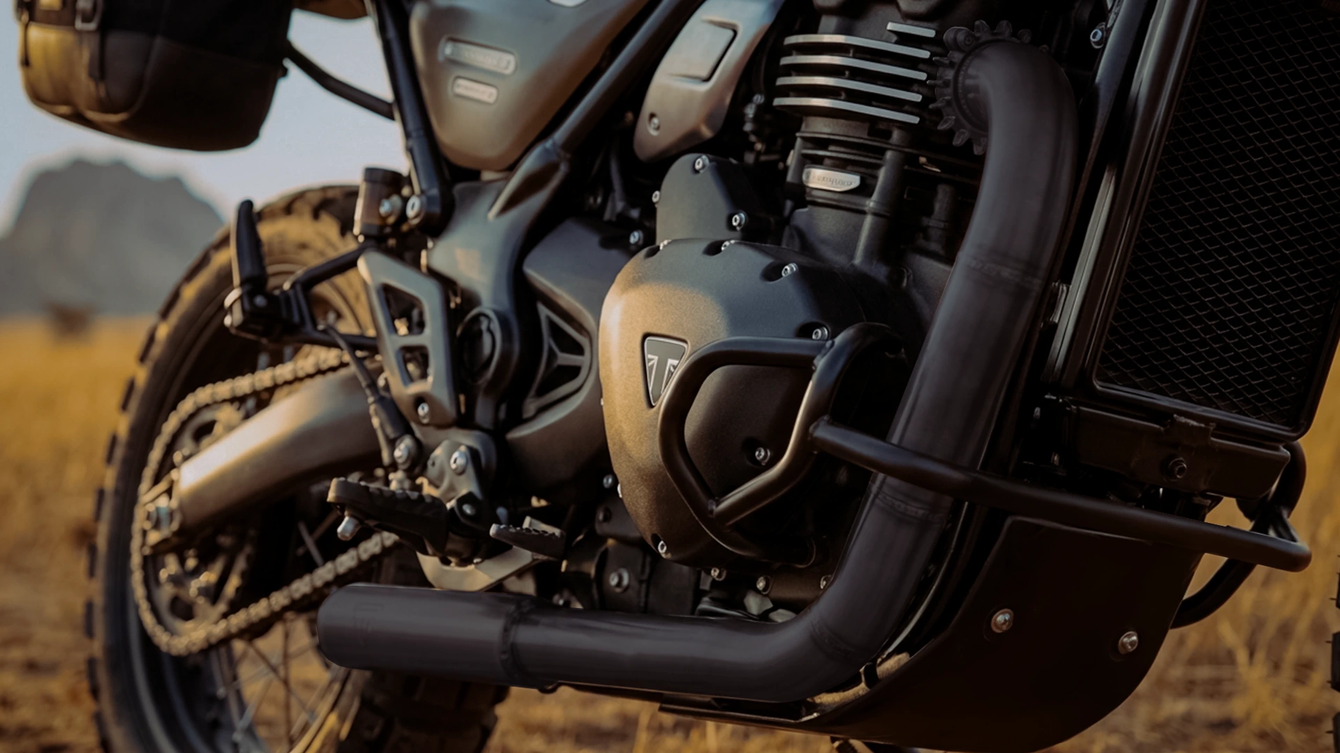 Bloc moteur Triumph Scrambler 400 XC Escape avec sabot renforcé, crash-bars et ligne d'échappement relevé pour usage tout-terrain