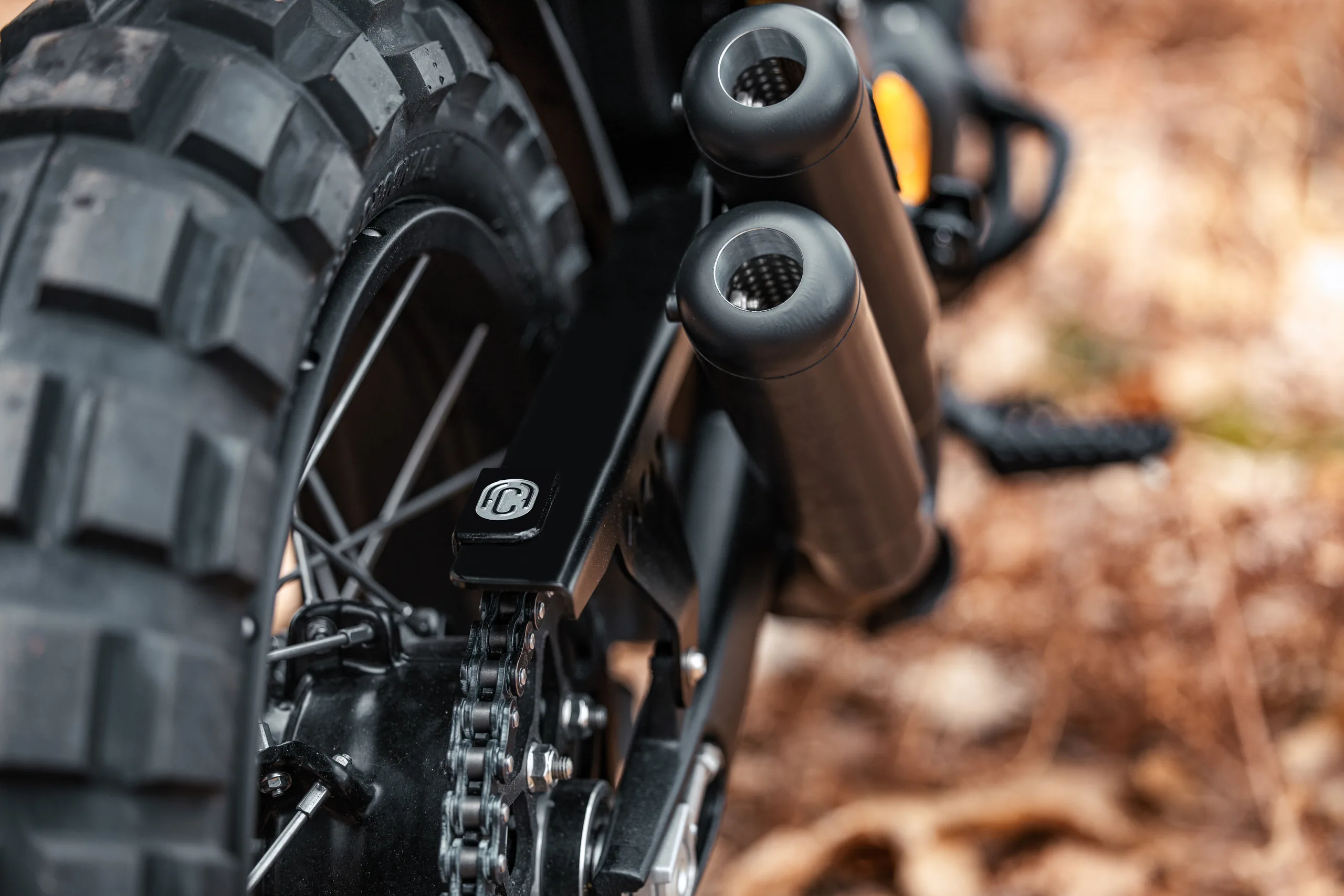 Détail des doubles silencieux noirs FCR Original et du pneu crampons de la Scrambler 400 Escape