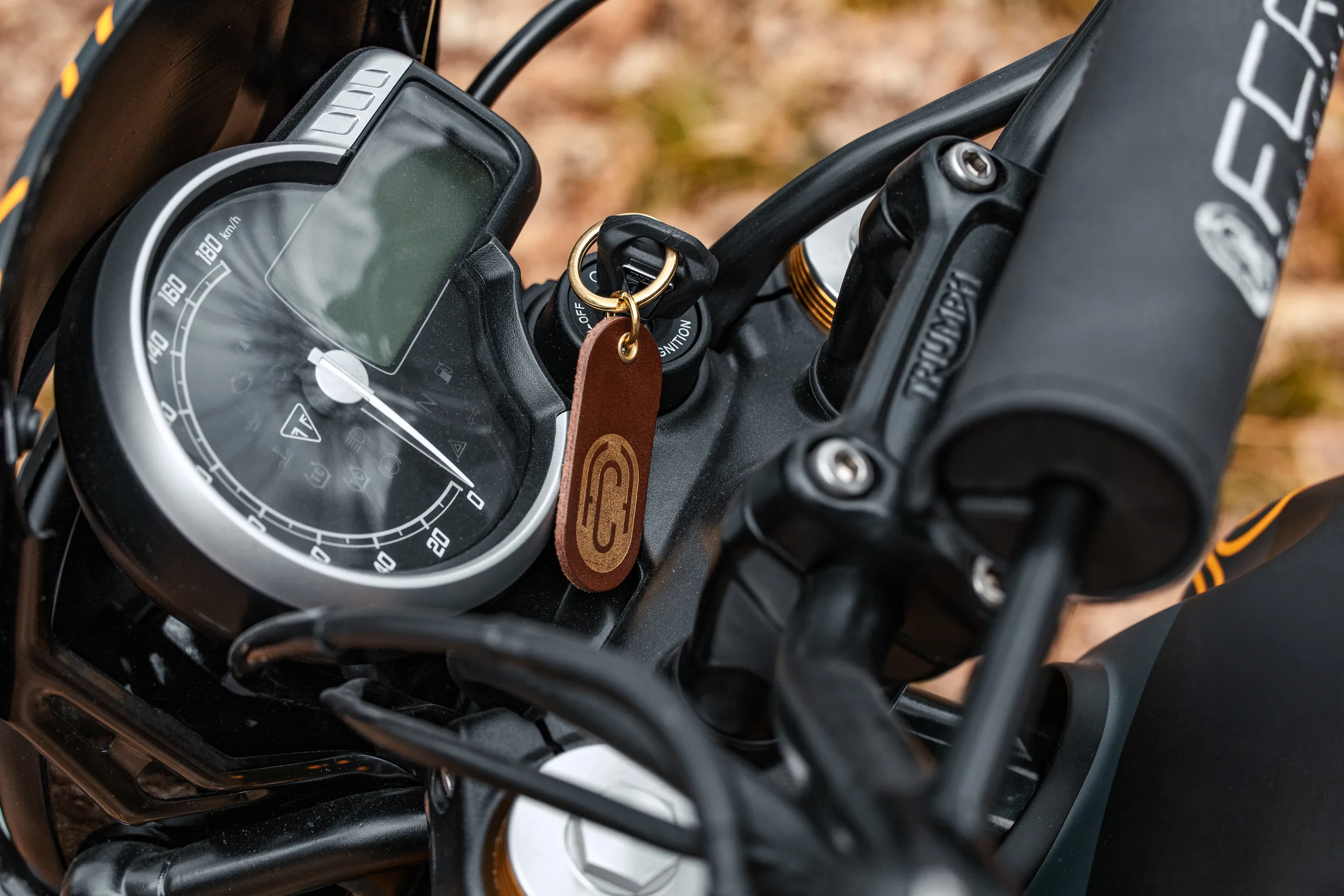 Compteur de la Triumph Scrambler 400 Escape avec porte-clés en cuir FCR Original
