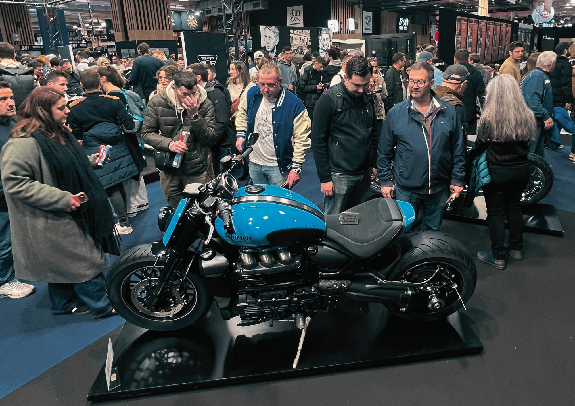 Visiteurs réunis autour des préparations FCR Original lors de Rétromobile 2026, dans une ambiance mêlant héritage mécanique et création contemporaine.