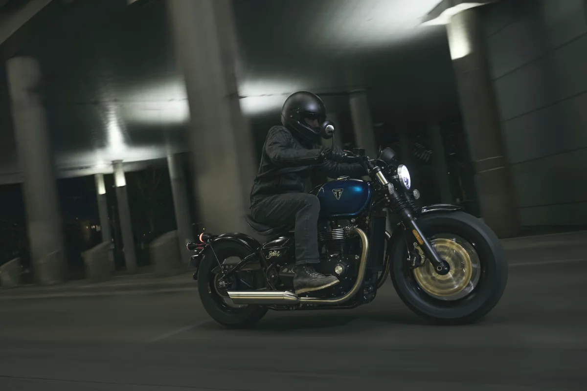 Moto Triumph Motorcycles préparée par FCR Original en roulage, base récente optimisée pour une préparation moto premium et performance sur route