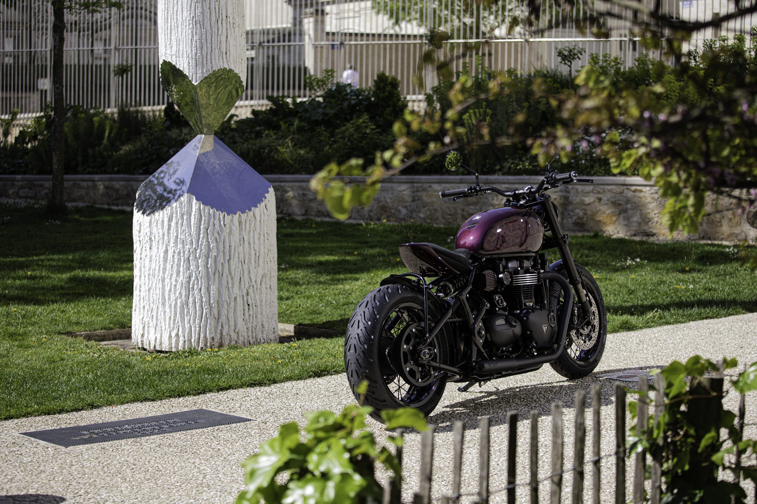 Triumph Bobber custom teinte bordeaux signée FCR Original