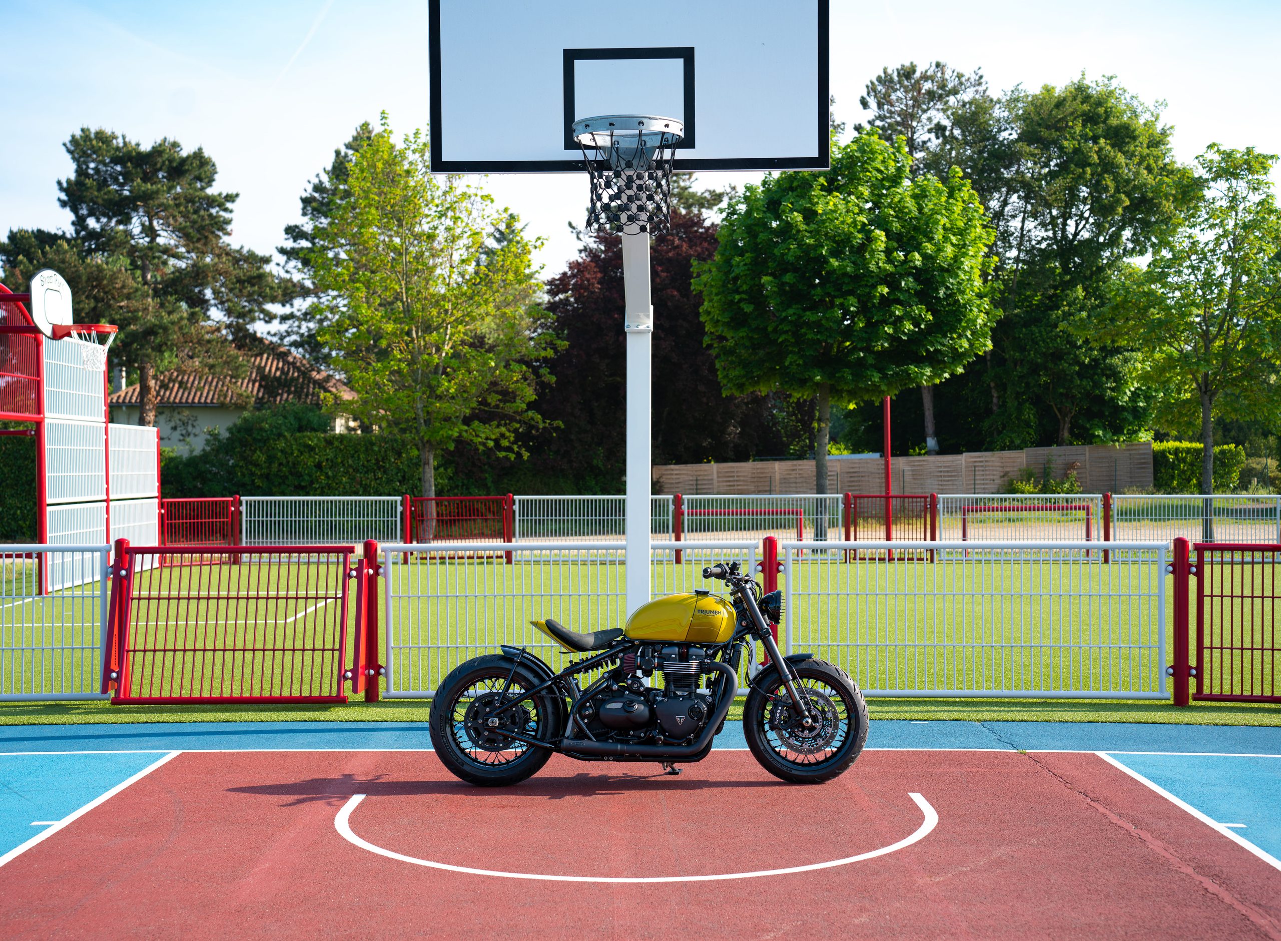 Triumph Bobber 1200 custom à réservoir jaune préparée par FCR Original
