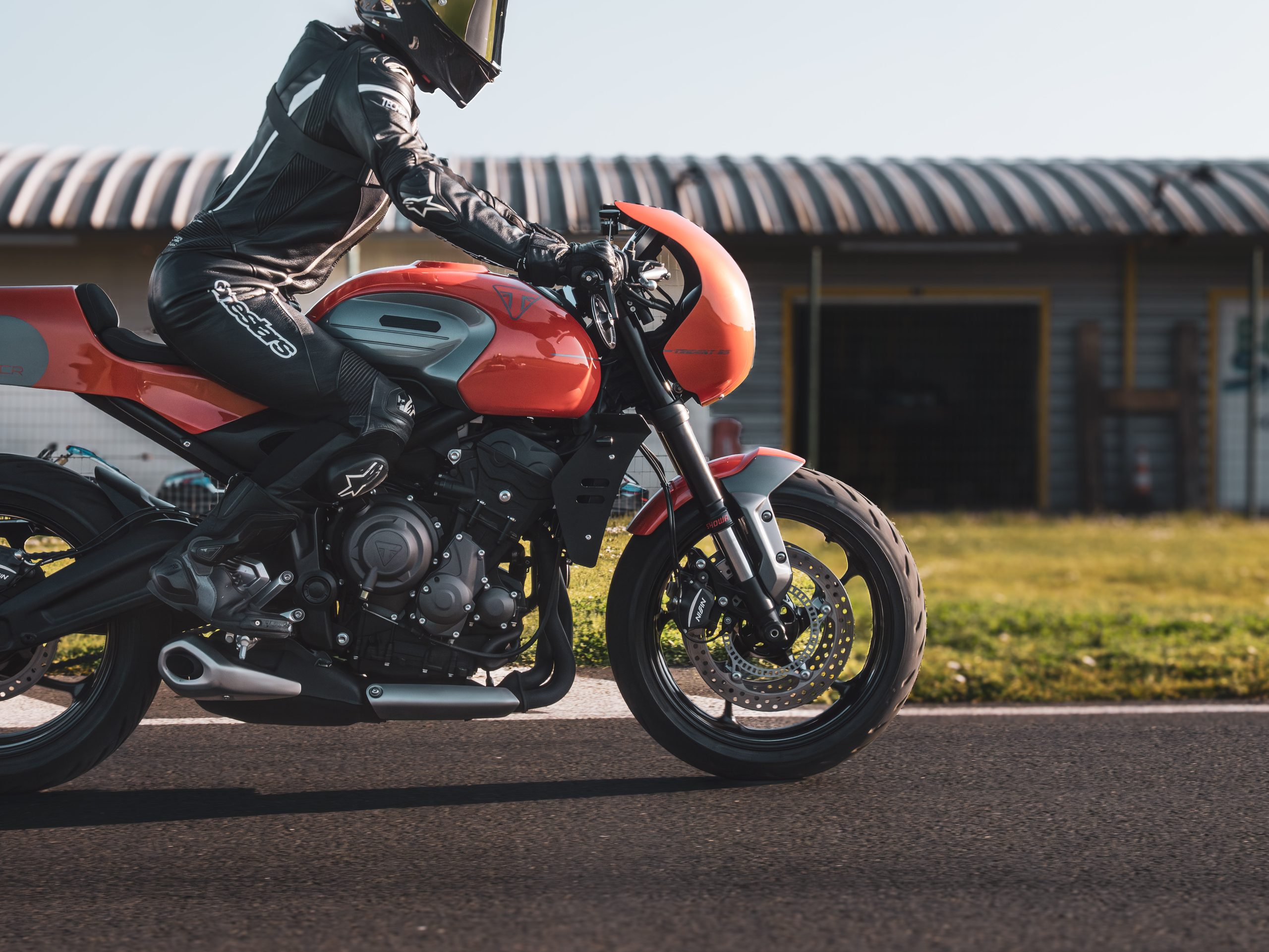 Pilote sur une Trident RS, préparation A2 FCR Original sur base Triumph Trident 660